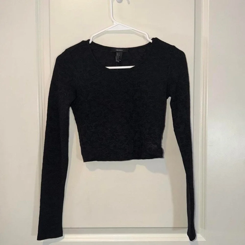 Forever 21 black long sleeve crop top in size S